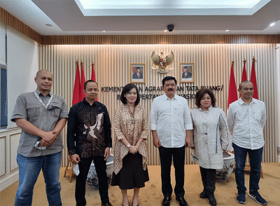 Hadi Tjahjanto didampingi oleh Kepala Biro Humas Kementerian ATR/BPN Yulia Jaya Nirmawati dan Juru Bicara Kementerian ATR/BPN Teguh Hari Prihanto.