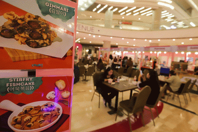 Pengunjung memilih makanan yang dijual saat acara Korean Food Festival di Lotte Shopping Avenue, Jakarta Selatan, Rabu (20/7/2022).
