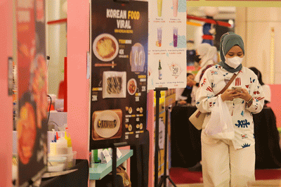 Pengunjung memilih makanan yang dijual saat acara Korean Food Festival di Lotte Shopping Avenue, Jakarta Selatan, Rabu (20/7/2022).
