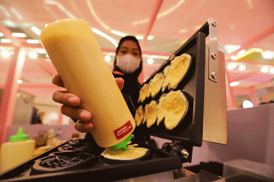 Pengunjung memilih makanan yang dijual saat acara Korean Food Festival di Lotte Shopping Avenue, Jakarta Selatan, Rabu (20/7/2022).