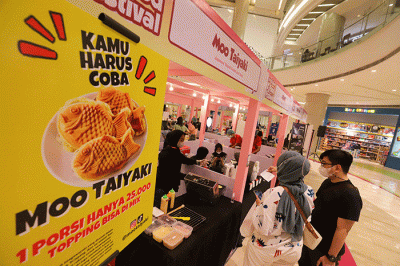 Pengunjung memilih makanan yang dijual saat acara Korean Food Festival di Lotte Shopping Avenue, Jakarta Selatan, Rabu (20/7/2022).
