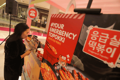Pengunjung memilih makanan yang dijual saat acara Korean Food Festival di Lotte Shopping Avenue, Jakarta Selatan, Rabu (20/7/2022).