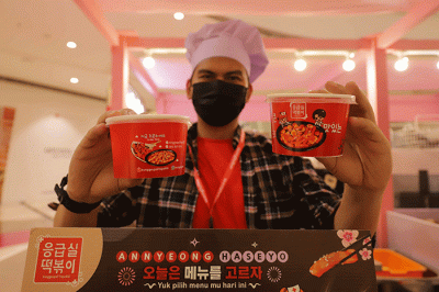 Pengunjung memilih makanan yang dijual saat acara Korean Food Festival di Lotte Shopping Avenue, Jakarta Selatan, Rabu (20/7/2022).