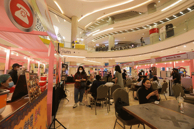 Pengunjung memilih makanan yang dijual saat acara Korean Food Festival di Lotte Shopping Avenue, Jakarta Selatan, Rabu (20/7/2022).