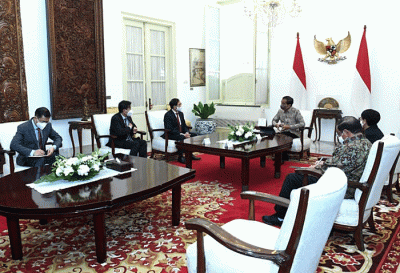 Presiden Joko Widodo menerima kunjungan kehormatan Menteri Luar Negeri (Menlu) Vietnam, Bui Thanh Son, dan delegasi di Istana Merdeka, Jakarta.