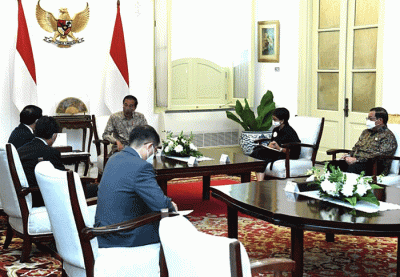 Presiden Joko Widodo menerima kunjungan kehormatan Menteri Luar Negeri (Menlu) Vietnam, Bui Thanh Son, dan delegasi di Istana Merdeka, Jakarta.