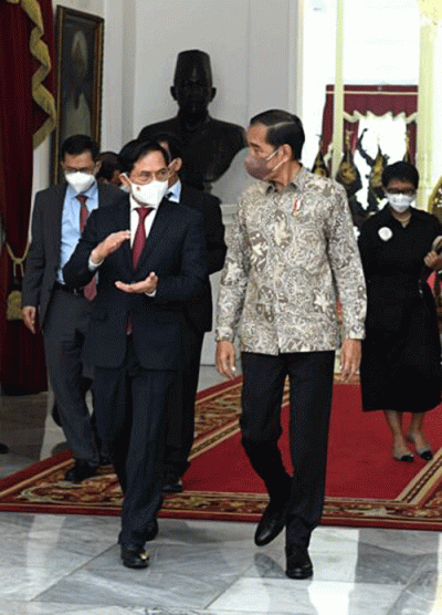 Presiden Joko Widodo menerima kunjungan kehormatan Menteri Luar Negeri (Menlu) Vietnam, Bui Thanh Son, dan delegasi di Istana Merdeka, Jakarta.