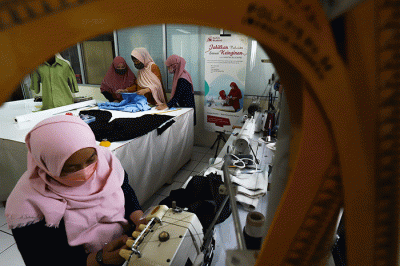 Para istri-istri pengemudi Bluebird Group mengikuti pelatihan tata boga dan tata busana di Jakarta, Rabu (20/7/2022).