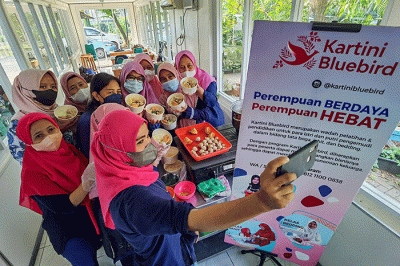 Para istri-istri pengemudi Bluebird Group mengikuti pelatihan tata boga dan tata busana di Jakarta, Rabu (20/7/2022).