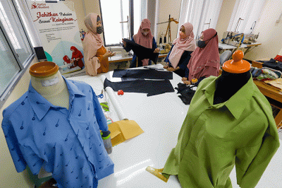 Para istri-istri pengemudi Bluebird Group mengikuti pelatihan tata boga dan tata busana di Jakarta, Rabu (20/7/2022).