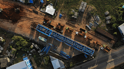Foto udara proyek rel Kereta api trans Sulawesi selatan di Kabupaten Maros, Rabu (20/7/2022).