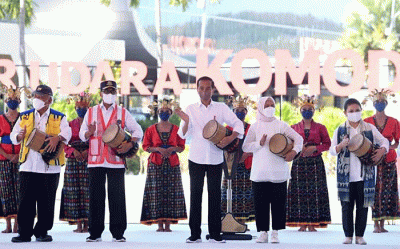 Mengawali kunjungan kerjanya di Provinsi Nusa Tenggara Timur, Presiden Joko Widodo meresmikan perluasan Bandar Udara Komodo Labuan Bajo.