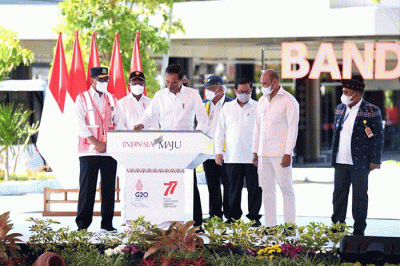 Mengawali kunjungan kerjanya di Provinsi Nusa Tenggara Timur, Presiden Joko Widodo meresmikan perluasan Bandar Udara Komodo Labuan Bajo.