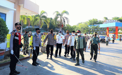 Ketua Satgas Penanganan Penyakit Mulut dan Kuku (PMK) Letjen TNI Suharyanto meninjau Pelabuhan Lembar yang menjadi pintu masuk lalu lintas hewan ternak.