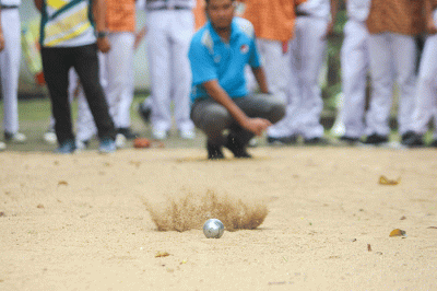 Sejumlah murid saat melakukan olahraga Petanque di SMAN 113, Jakarta Timur, Kamis (21/7/2022).