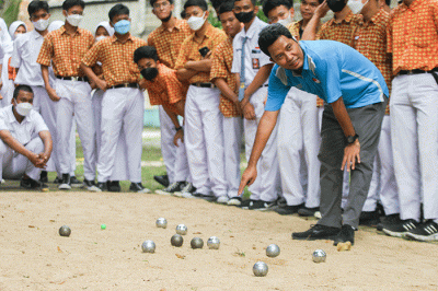 Sejumlah murid saat melakukan olahraga Petanque di SMAN 113, Jakarta Timur, Kamis (21/7/2022).