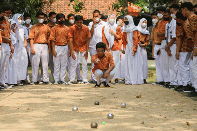 Sejumlah murid saat melakukan olahraga Petanque di SMAN 113, Jakarta Timur, Kamis (21/7/2022).