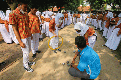 Sejumlah murid saat melakukan olahraga Petanque di SMAN 113, Jakarta Timur, Kamis (21/7/2022).