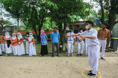 Sejumlah murid saat melakukan olahraga Petanque di SMAN 113, Jakarta Timur, Kamis (21/7/2022).