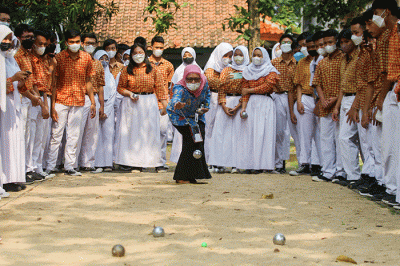 Sejumlah murid saat melakukan olahraga Petanque di SMAN 113, Jakarta Timur, Kamis (21/7/2022).