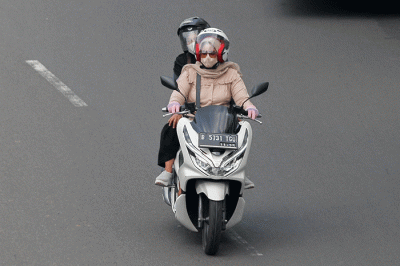 Sejumlah kendaraan bermotor melintasi Jalan Raya Taman Mini, Jakarta Timur, Kamis (21/7/2022).