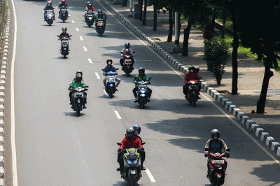 Sejumlah kendaraan bermotor melintasi Jalan Raya Taman Mini, Jakarta Timur, Kamis (21/7/2022).