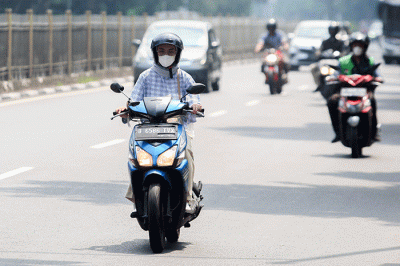 Sejumlah kendaraan bermotor melintasi Jalan Raya Taman Mini, Jakarta Timur, Kamis (21/7/2022).