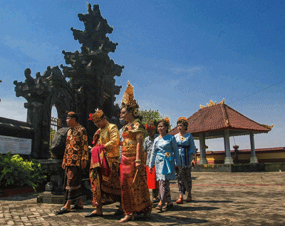 Andrian Gunawan dan Putu Satwika Anggaswari Pujawati, pasangan pengantin mengikuti upacara pernikahan menurut Agama Hindu.