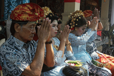 Andrian Gunawan dan Putu Satwika Anggaswari Pujawati, pasangan pengantin mengikuti upacara pernikahan menurut Agama Hindu.
