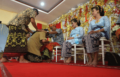 Andrian Gunawan dan Putu Satwika Anggaswari Pujawati, pasangan pengantin mengikuti upacara pernikahan menurut Agama Hindu.