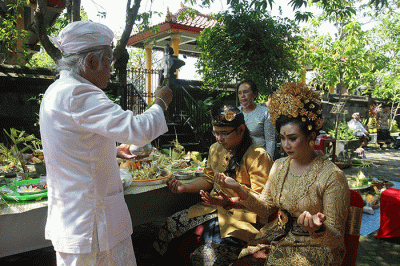 Andrian Gunawan dan Putu Satwika Anggaswari Pujawati, pasangan pengantin mengikuti upacara pernikahan menurut Agama Hindu.