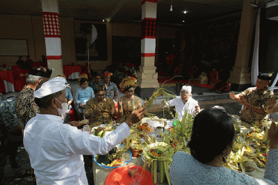 Andrian Gunawan dan Putu Satwika Anggaswari Pujawati, pasangan pengantin mengikuti upacara pernikahan menurut Agama Hindu.