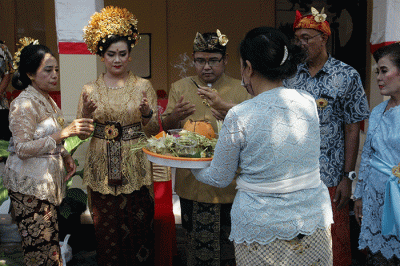 Andrian Gunawan dan Putu Satwika Anggaswari Pujawati, pasangan pengantin mengikuti upacara pernikahan menurut Agama Hindu.