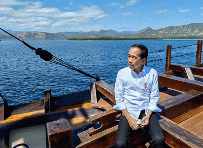 Presiden Jokowi dan Ibu Negara Iriana menikmati pemandangan saat berada di dek depan Kapal Penisi saat perjalanan menuju Pulau Rinca, Kabupaten Manggarai Barat.