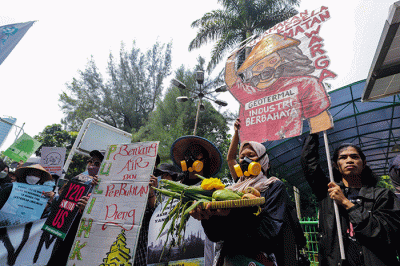 Aktivis lingkungan dari berbagai daerah di pulau Jawa melakukan aksi unjuk rasa di Jakarta, Kamis (21/7/2022).