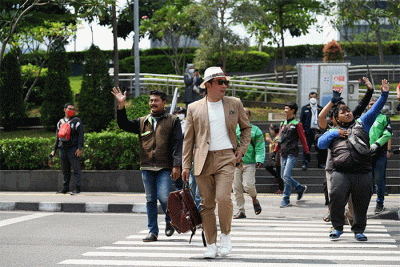 Gubernur Jawa Barat Ridwan Kamil memberikan dukungan penuh atas kreativitas anak-anak muda Sudirman Citayam Bojonggede Depok (SCBD) yang melakukan fashion show.