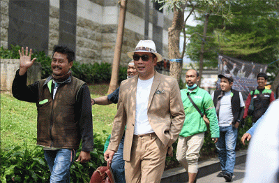 Gubernur Jawa Barat Ridwan Kamil memberikan dukungan penuh atas kreativitas anak-anak muda Sudirman Citayam Bojonggede Depok (SCBD) yang melakukan fashion show.