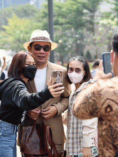 Gubernur Jawa Barat Ridwan Kamil memberikan dukungan penuh atas kreativitas anak-anak muda Sudirman Citayam Bojonggede Depok (SCBD) yang melakukan fashion show.