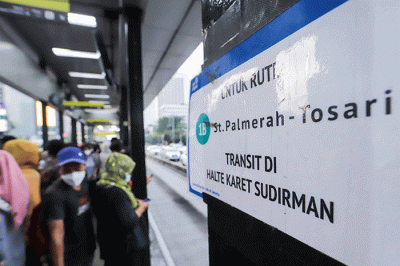 Penumpang menunggu kedatangan bus Transjakarta di Halte Tosari, M.H Thamrin, Jakarta Pusat, Kamis (21/7/2022).