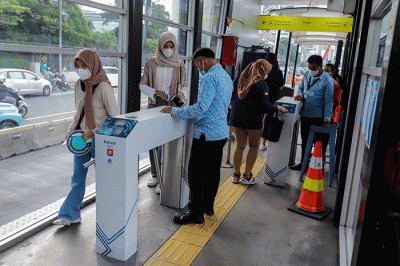 Penumpang menunggu kedatangan bus Transjakarta di Halte Tosari, M.H Thamrin, Jakarta Pusat, Kamis (21/7/2022).