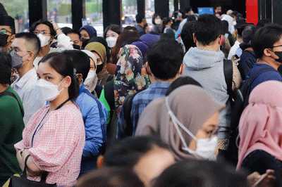 Penumpang menunggu kedatangan bus Transjakarta di Halte Tosari, M.H Thamrin, Jakarta Pusat, Kamis (21/7/2022).