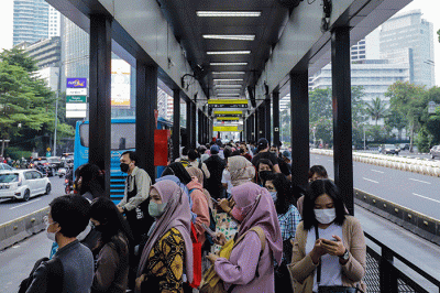Penumpang menunggu kedatangan bus Transjakarta di Halte Tosari, M.H Thamrin, Jakarta Pusat, Kamis (21/7/2022).