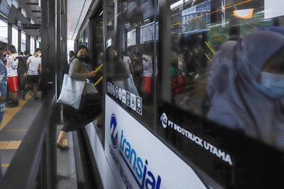 Penumpang menunggu kedatangan bus Transjakarta di Halte Tosari, M.H Thamrin, Jakarta Pusat, Kamis (21/7/2022).
