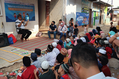 EVP PT Bank JTrust Indonesia Tbk Ong Pey Fang memberikan kata sambutan pada acara perayaan Hari Anak Nasional di Kampung Pemulung Bintara Jaya.