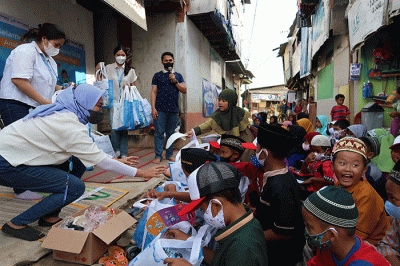 EVP PT Bank JTrust Indonesia Tbk Ong Pey Fang memberikan kata sambutan pada acara perayaan Hari Anak Nasional di Kampung Pemulung Bintara Jaya.