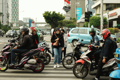 Aktivitas masyarakat saat jam pulang kerja di kawasan Sarinah, Jakarta Pusat, Jumat (22/7/2022).