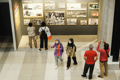 Aktivitas masyarakat saat jam pulang kerja di kawasan Sarinah, Jakarta Pusat, Jumat (22/7/2022).