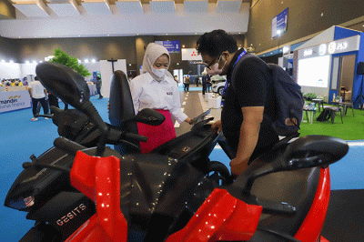 Pengunjung melihat motor dan mobil listrik yang dipamerkan dalam acara PERIKLINDO Electric Vehicle Show (PEVS) 2022 di JIEXPO Kemayoran, Jakarta Pusat.