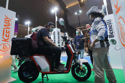 Pengunjung melihat motor dan mobil listrik yang dipamerkan dalam acara PERIKLINDO Electric Vehicle Show (PEVS) 2022 di JIEXPO Kemayoran, Jakarta Pusat.