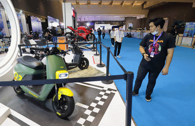 Pengunjung melihat motor dan mobil listrik yang dipamerkan dalam acara PERIKLINDO Electric Vehicle Show (PEVS) 2022 di JIEXPO Kemayoran, Jakarta Pusat.